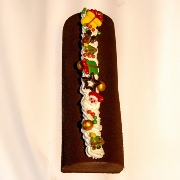 Stracciatella roomijs met vulling van pure chocolade en gekarameliseerde witte chocolade roomijs.