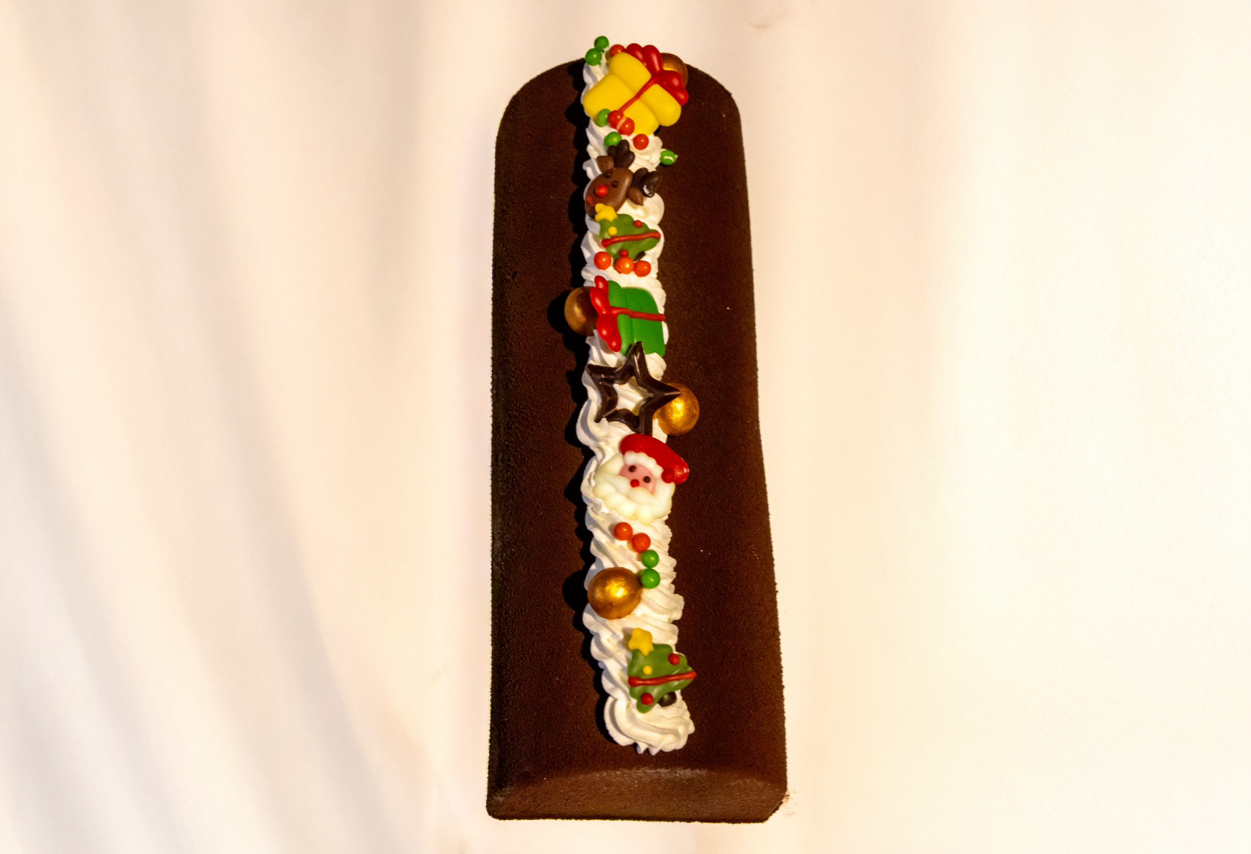 Stracciatella roomijs met vulling van pure chocolade en gekarameliseerde witte chocolade roomijs.